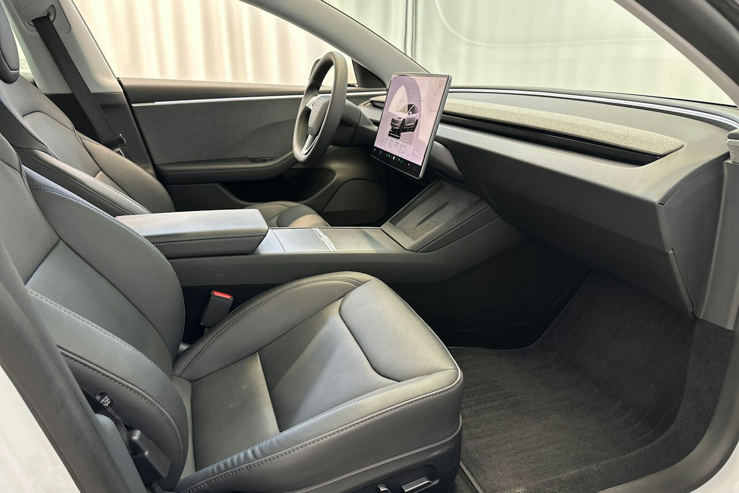 valkoinen Tesla Model 3 2024 kuva 12.