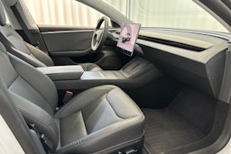valkoinen Tesla Model 3 2024 kuva 12.