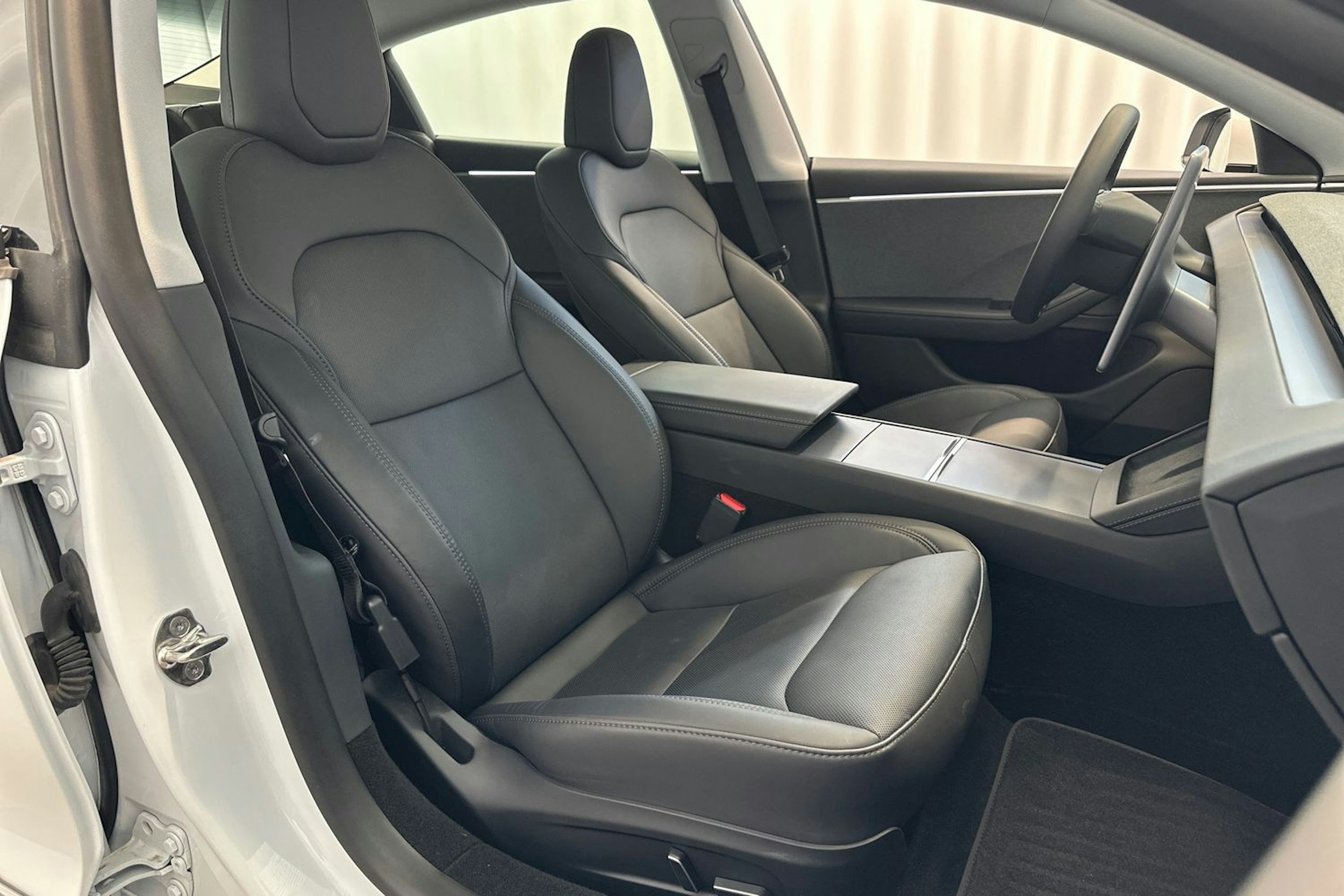valkoinen Tesla Model 3 2024 kuva 13.