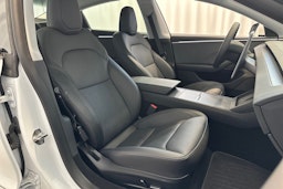 valkoinen Tesla Model 3 2024 kuva 13.