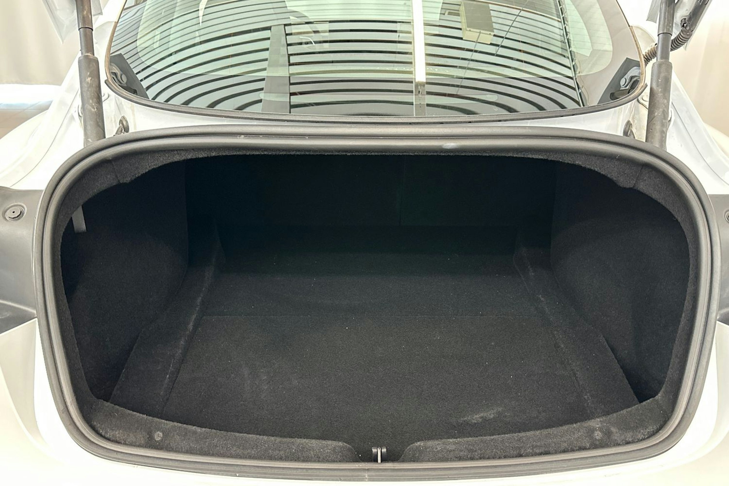 valkoinen Tesla Model 3 2024 kuva 14.