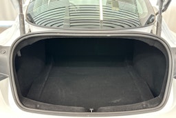 valkoinen Tesla Model 3 2024 kuva 14.