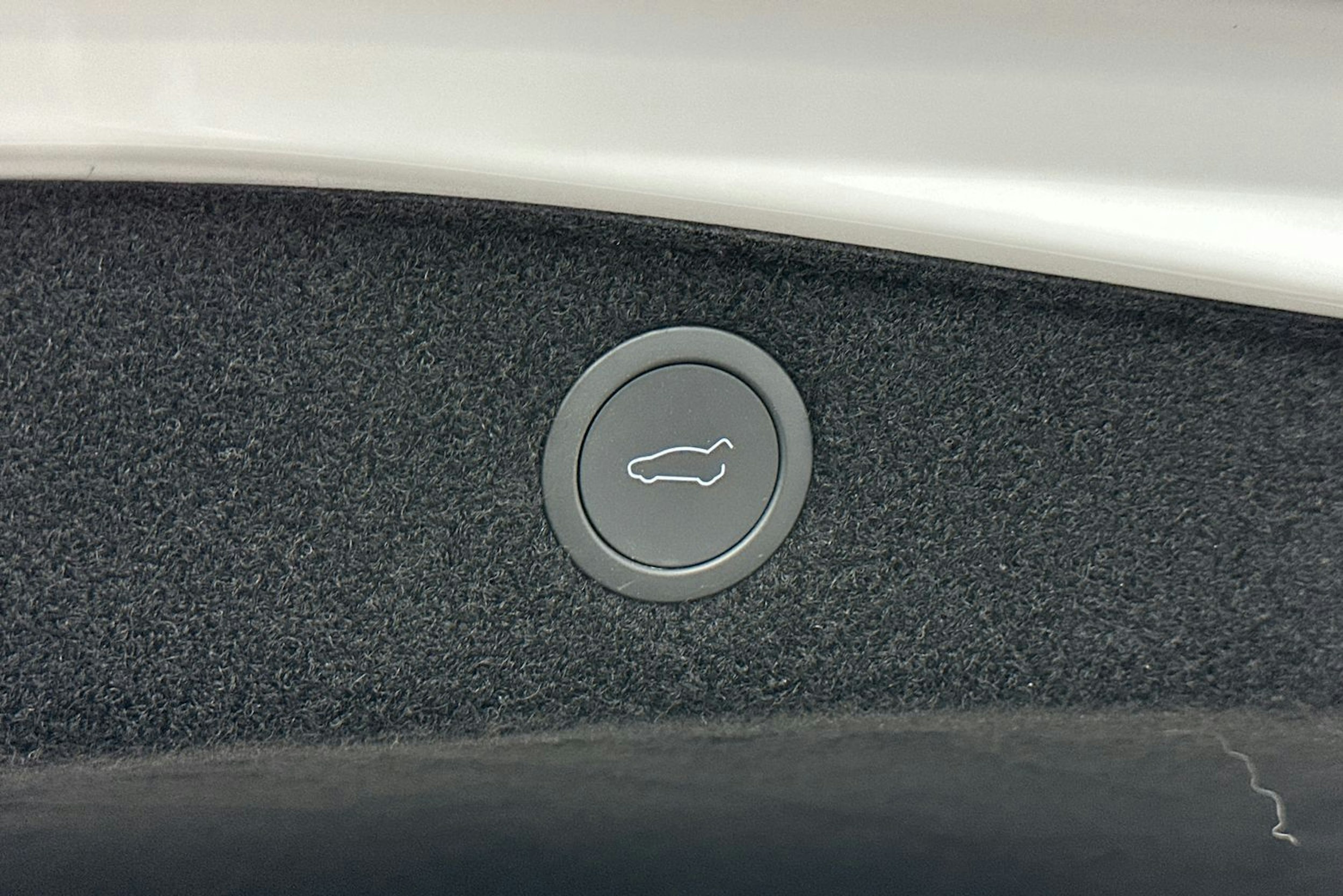 valkoinen Tesla Model 3 2024 kuva 15.