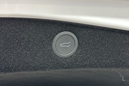 valkoinen Tesla Model 3 2024 kuva 15.