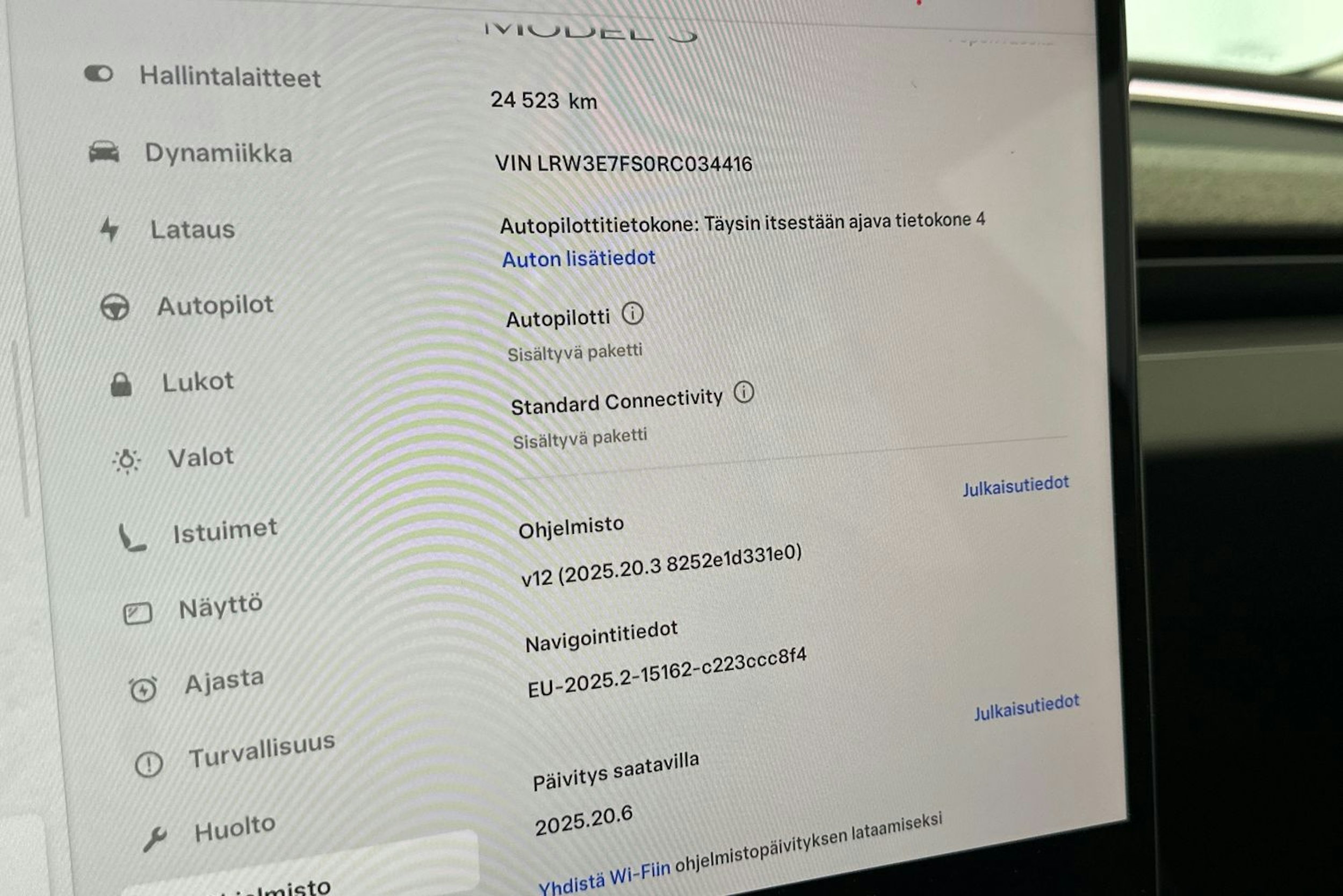 valkoinen Tesla Model 3 2024 kuva 16.