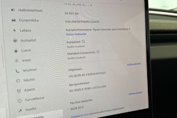 valkoinen Tesla Model 3 2024 kuva 16.