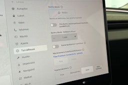valkoinen Tesla Model 3 2024 kuva 17.