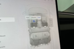 valkoinen Tesla Model 3 2024 kuva 19.