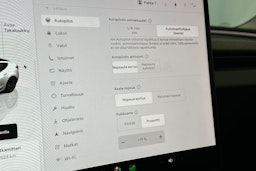 valkoinen Tesla Model 3 2024 kuva 21.