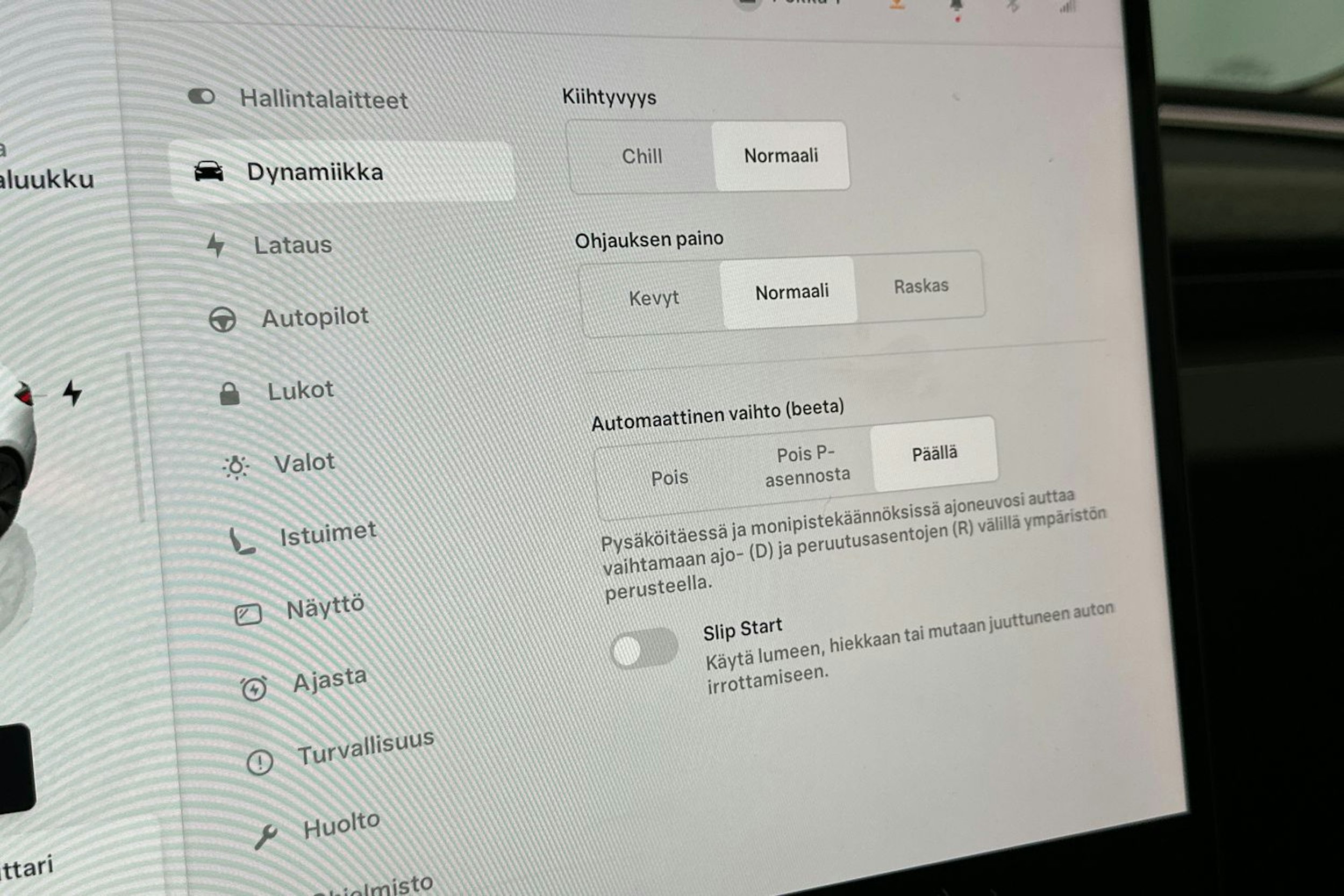 valkoinen Tesla Model 3 2024 kuva 22.