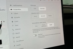 valkoinen Tesla Model 3 2024 kuva 22.