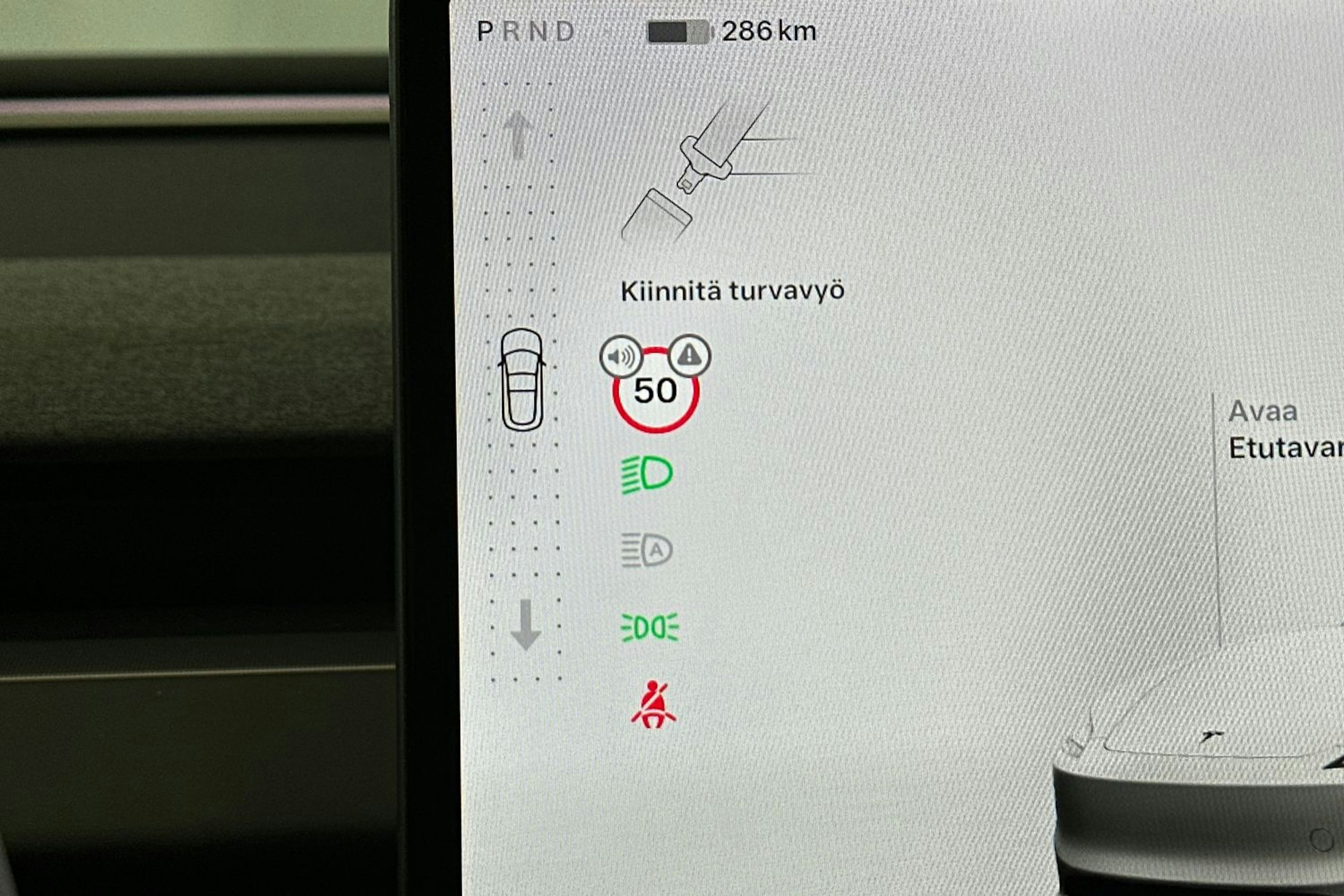 valkoinen Tesla Model 3 2024 kuva 24.