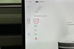 valkoinen Tesla Model 3 2024 kuva 24.