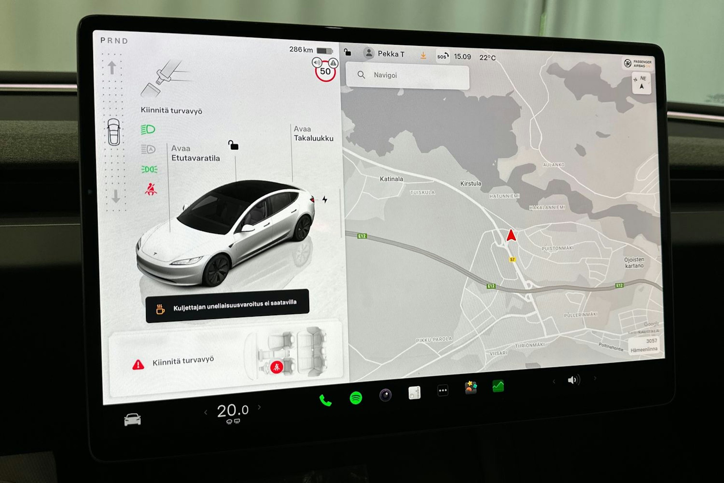 valkoinen Tesla Model 3 2024 kuva 25.