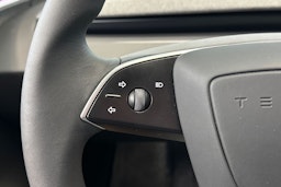 valkoinen Tesla Model 3 2024 kuva 26.