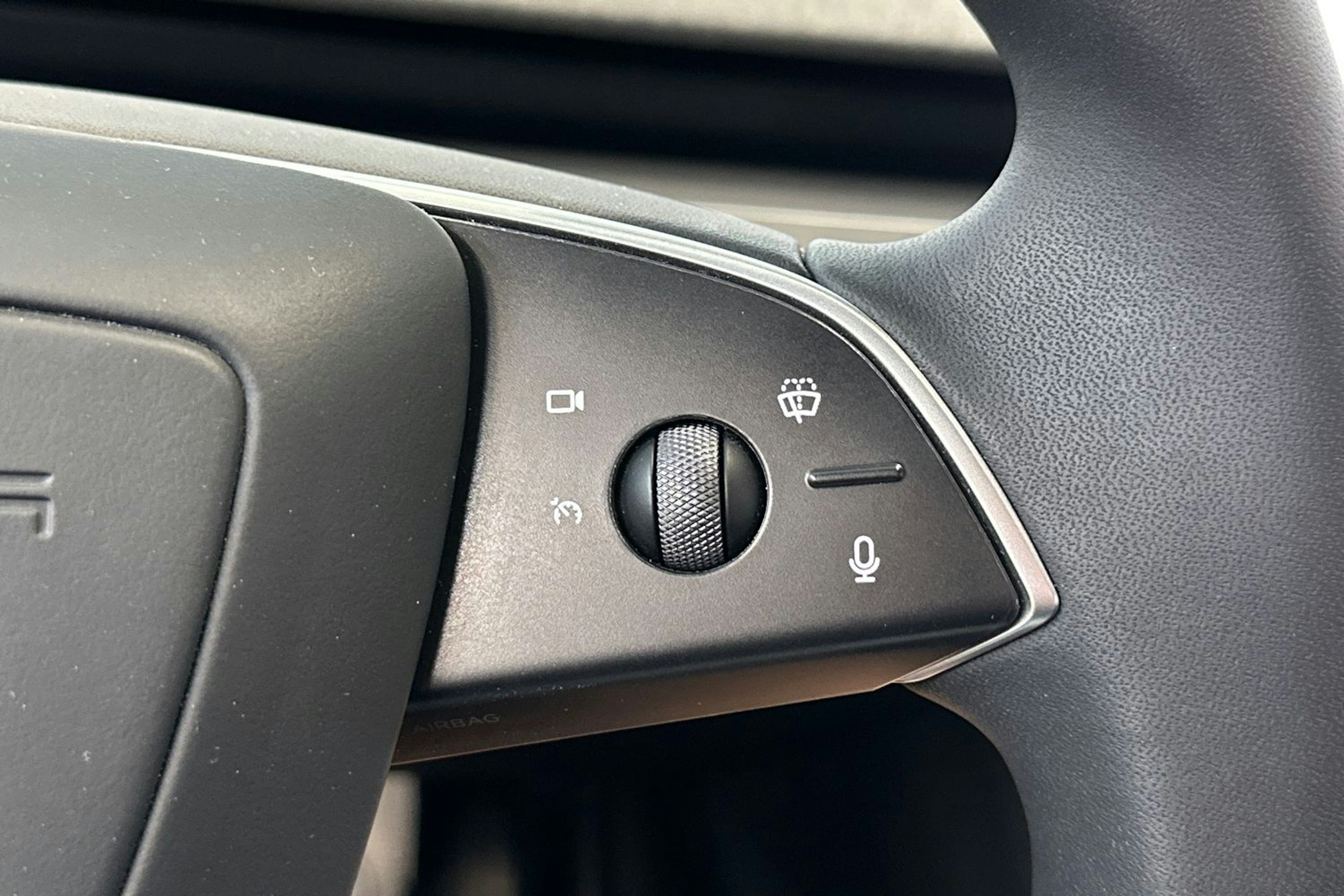 valkoinen Tesla Model 3 2024 kuva 27.