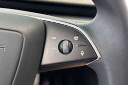valkoinen Tesla Model 3 2024 kuva 27.