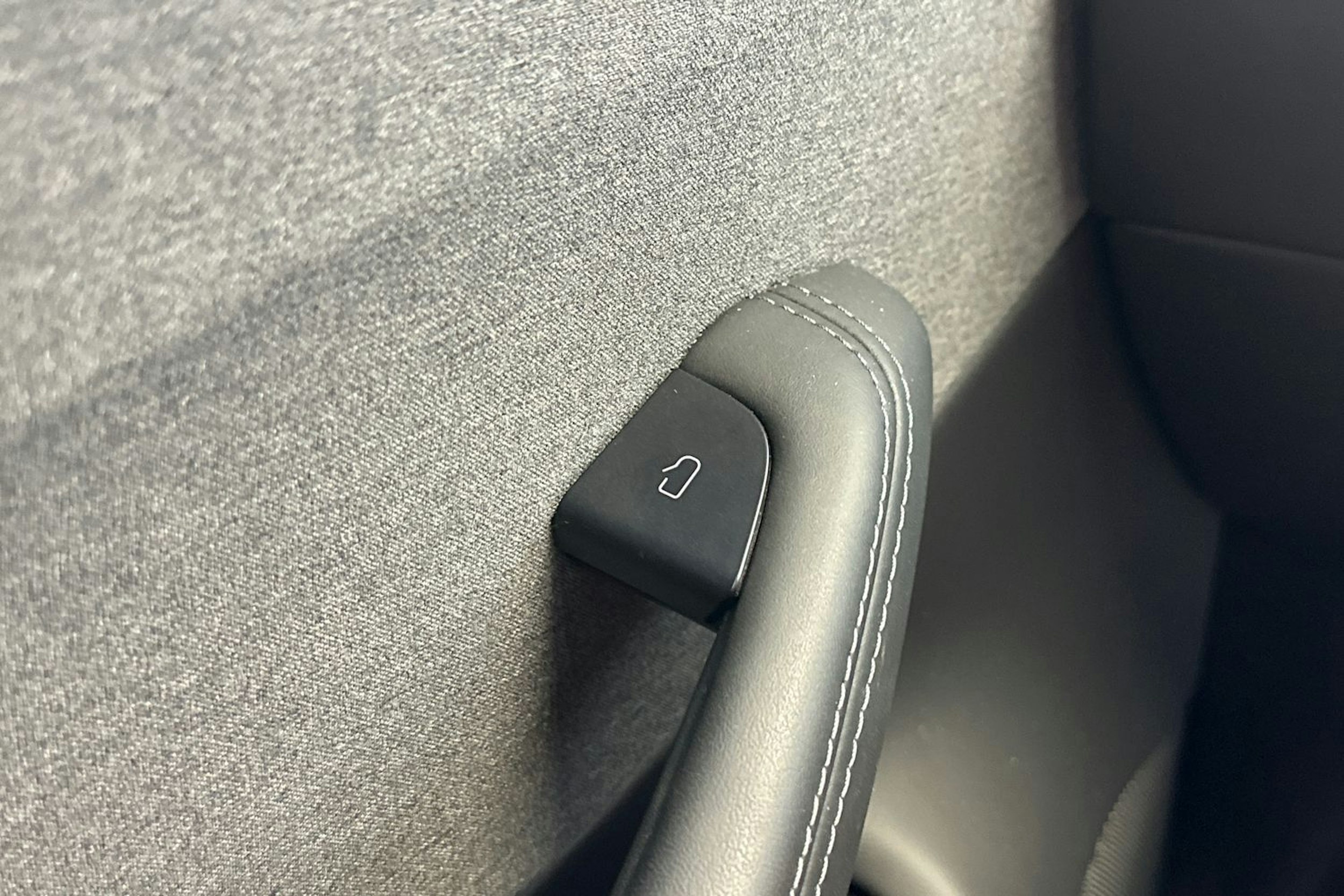 valkoinen Tesla Model 3 2024 kuva 28.