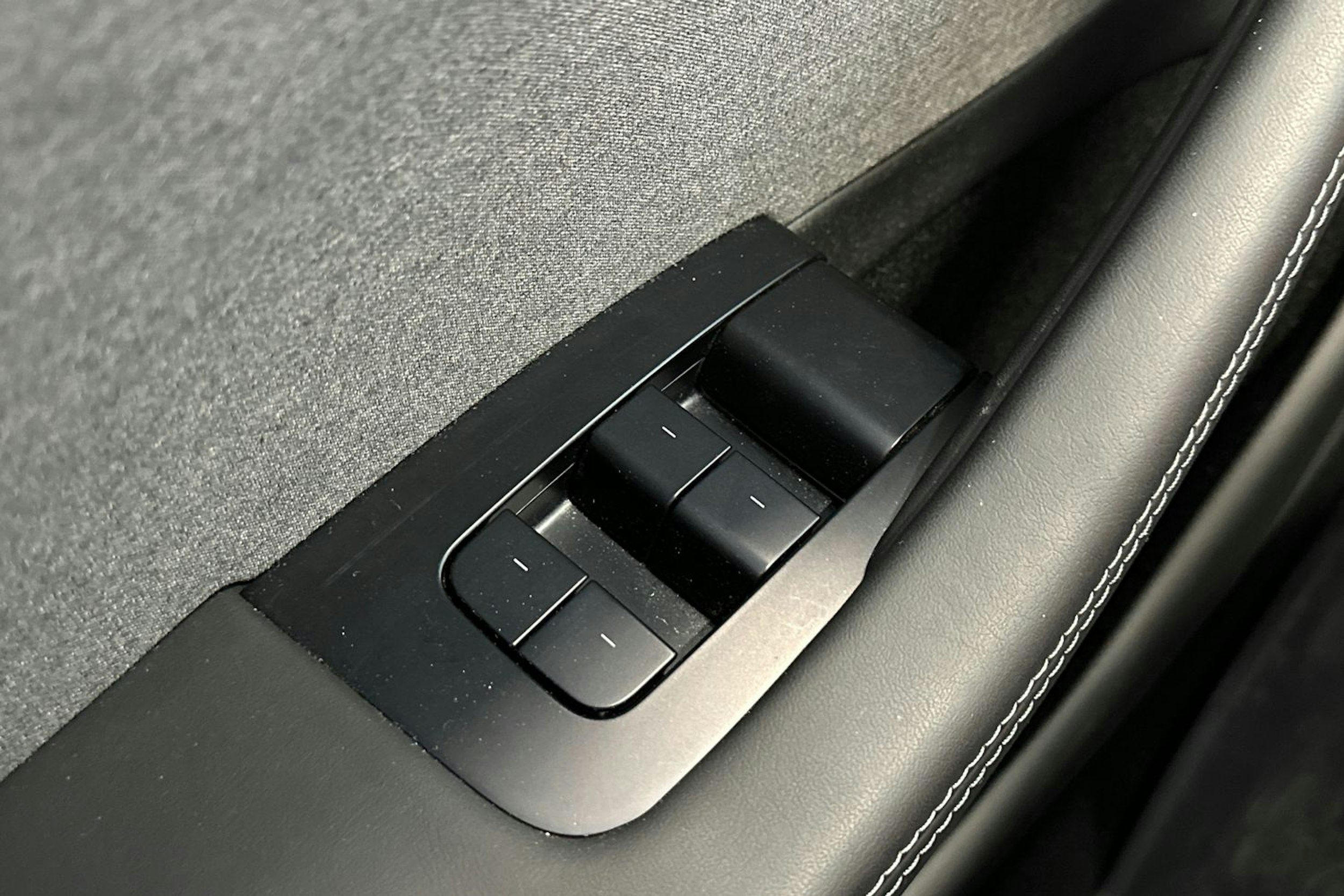 valkoinen Tesla Model 3 2024 kuva 29.
