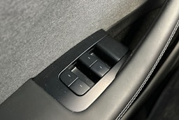 valkoinen Tesla Model 3 2024 kuva 29.