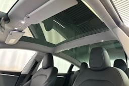 valkoinen Tesla Model 3 2024 kuva 30.