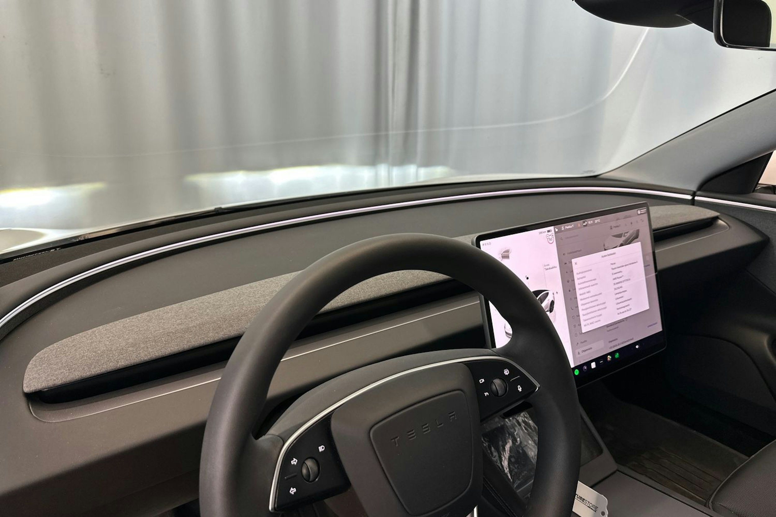 valkoinen Tesla Model 3 2024 kuva 32.