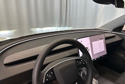valkoinen Tesla Model 3 2024 kuva 32.