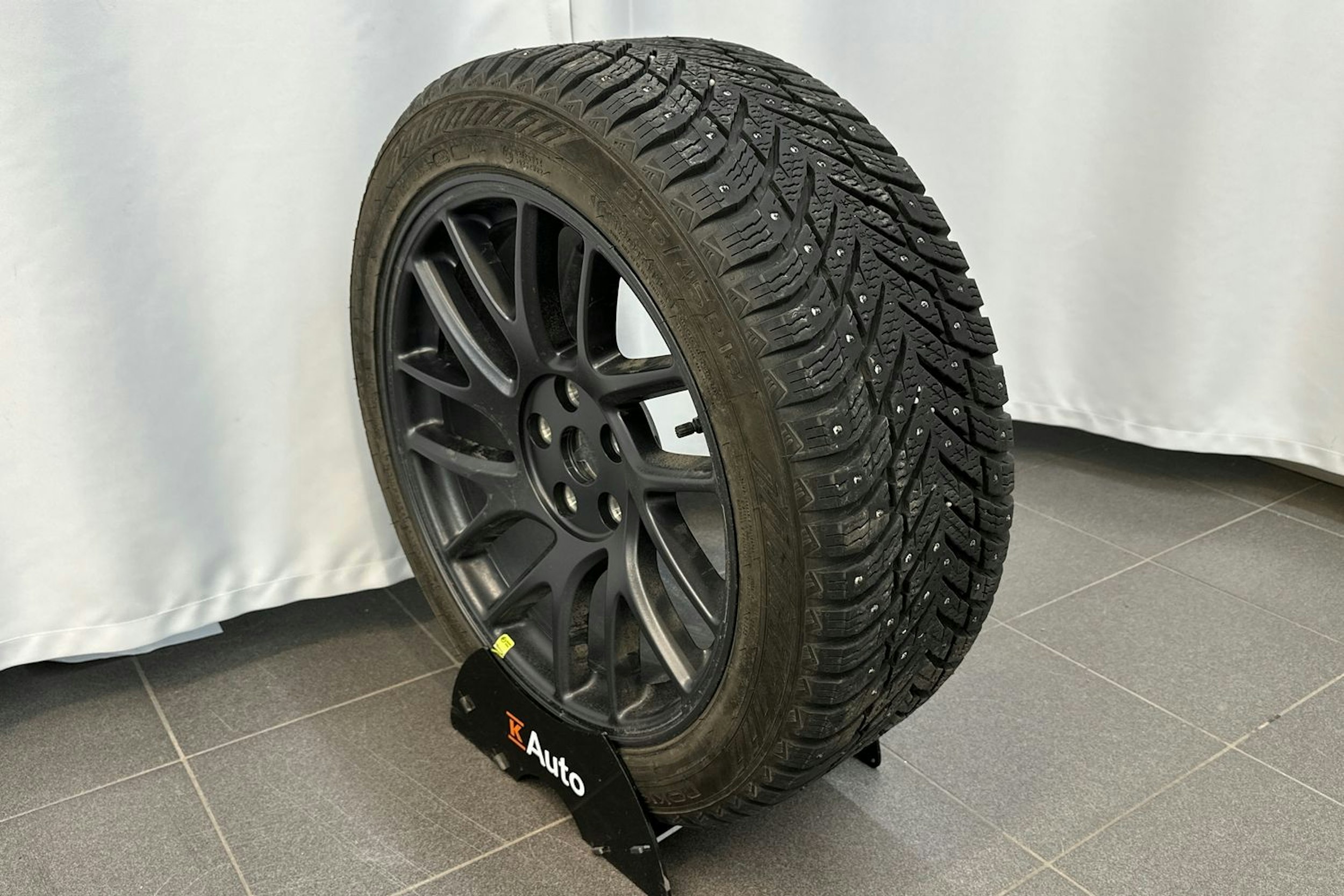 valkoinen Tesla Model 3 2024 kuva 33.