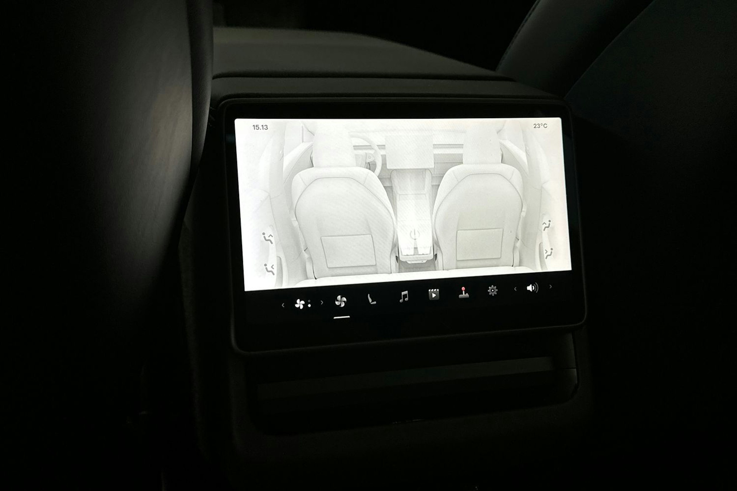 valkoinen Tesla Model 3 2024 kuva 34.