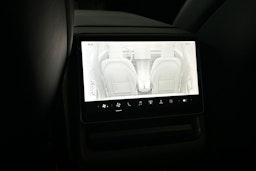 valkoinen Tesla Model 3 2024 kuva 34.