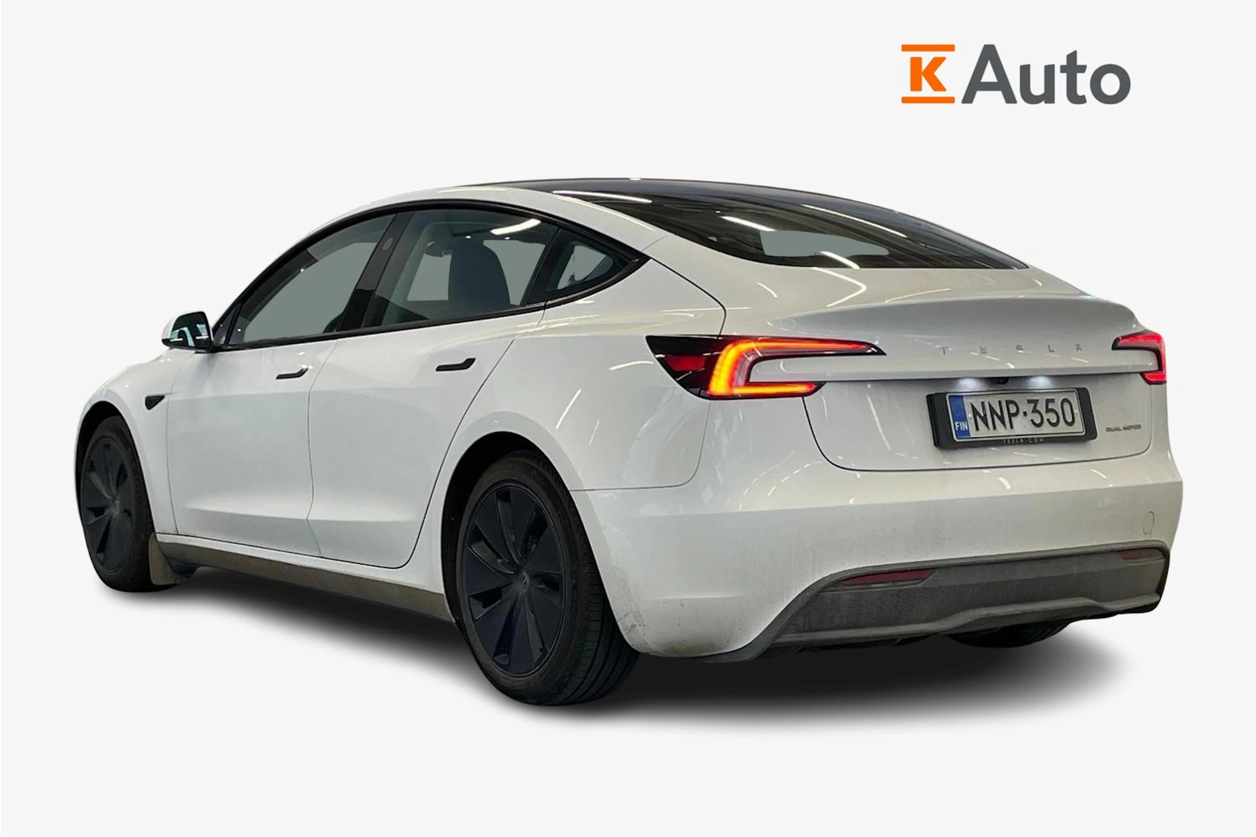 valkoinen Tesla Model 3 2024 kuva 2.