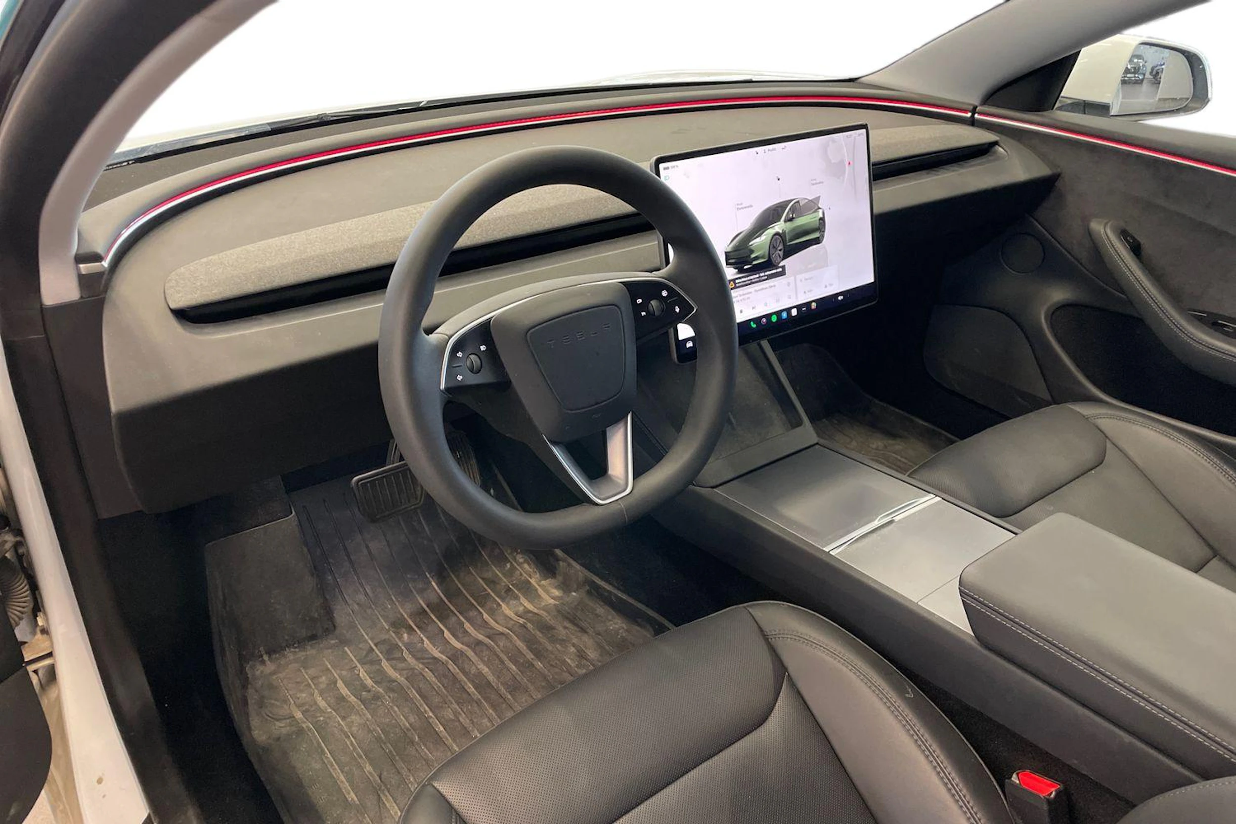 valkoinen Tesla Model 3 2024 kuva 3.