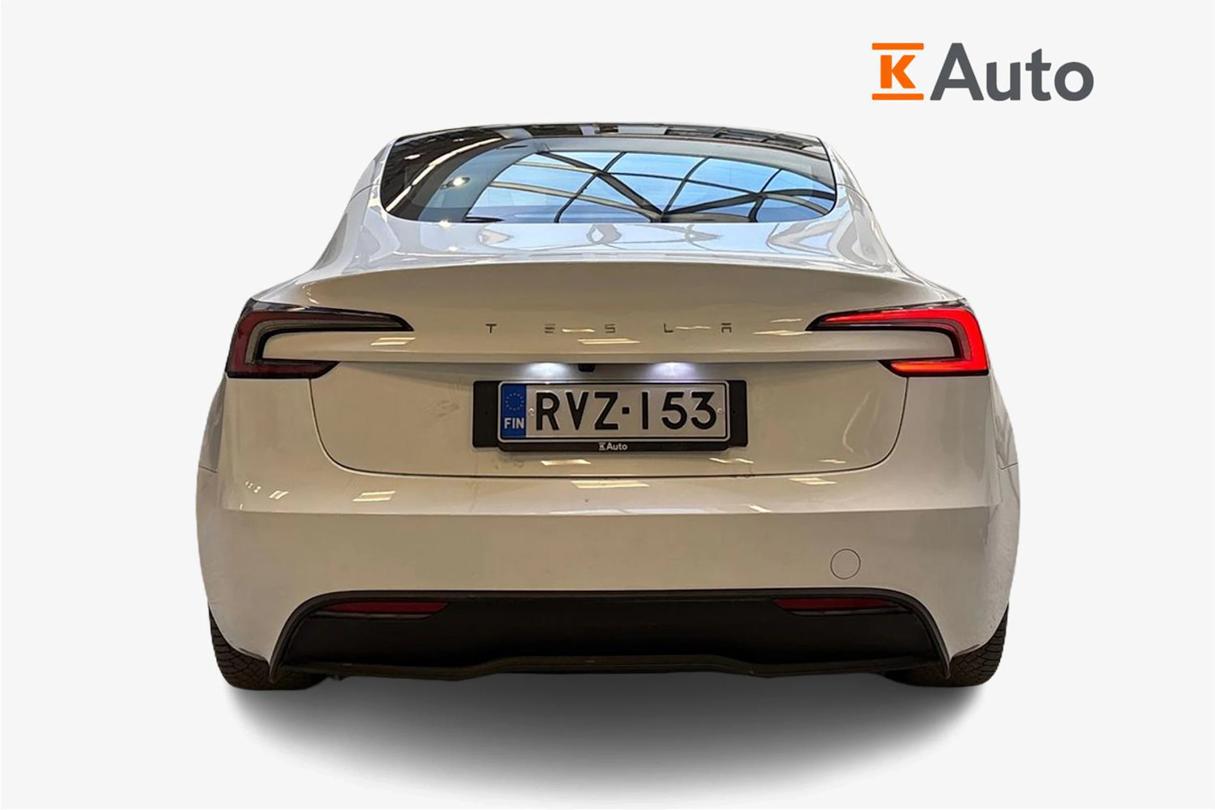 valkoinen Tesla Model 3 2024 kuva 3.