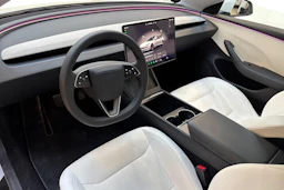 valkoinen Tesla Model 3 2024 kuva 6.