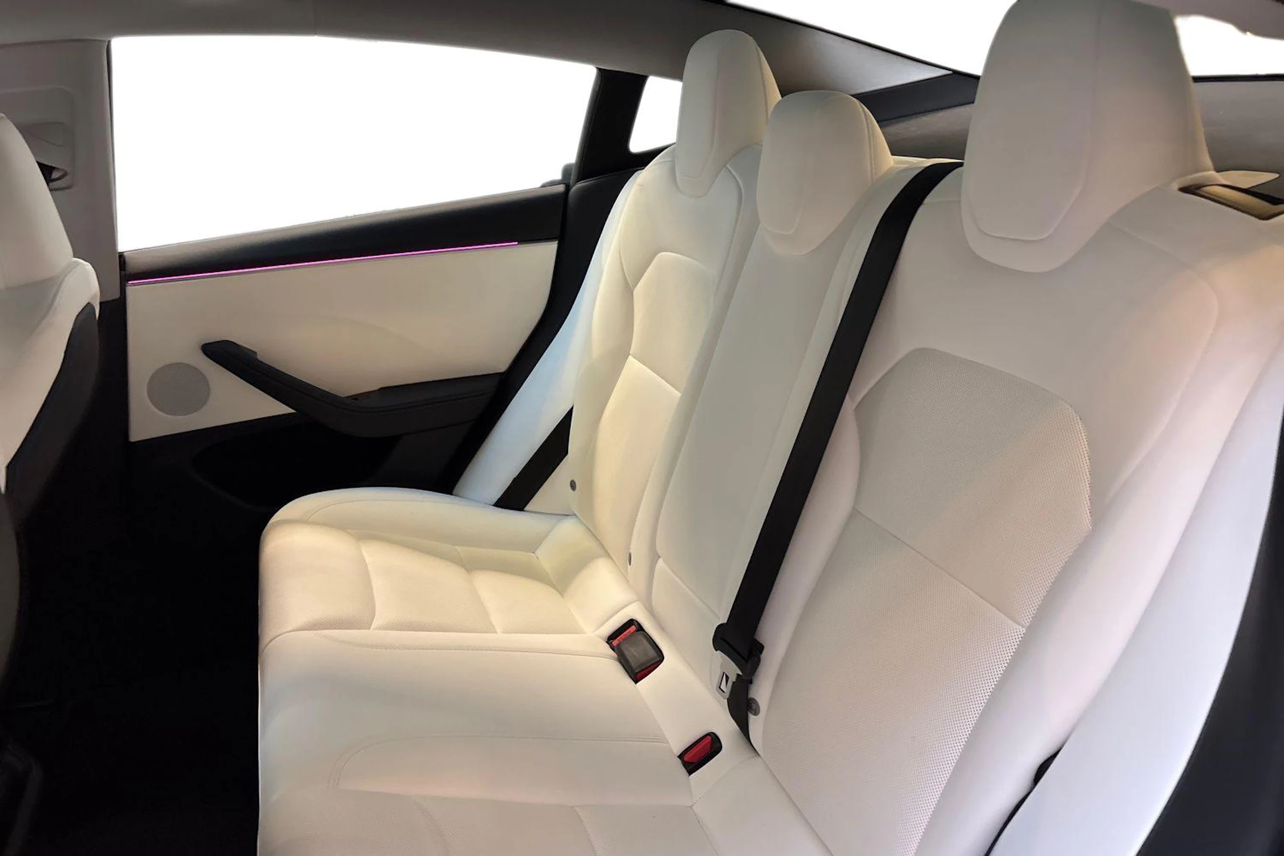 valkoinen Tesla Model 3 2024 kuva 8.