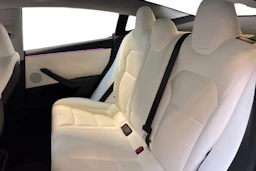 valkoinen Tesla Model 3 2024 kuva 8.