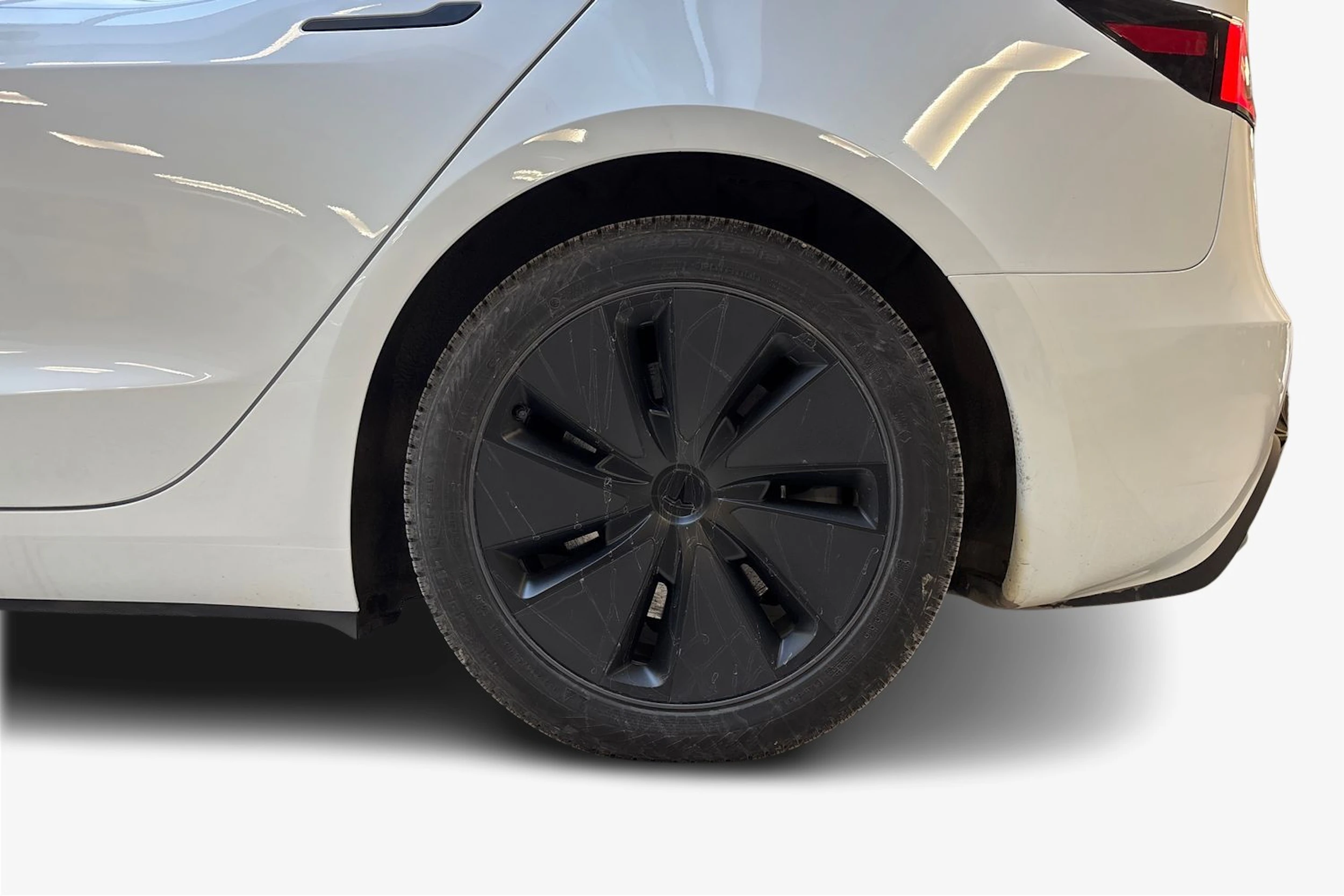 valkoinen Tesla Model 3 2024 kuva 9.