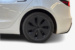 valkoinen Tesla Model 3 2024 kuva 9.