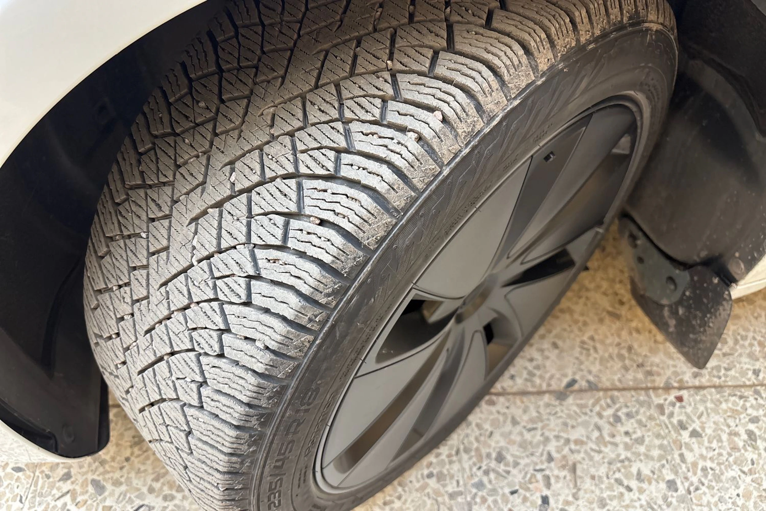 valkoinen Tesla Model 3 2024 kuva 10.