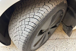 valkoinen Tesla Model 3 2024 kuva 10.