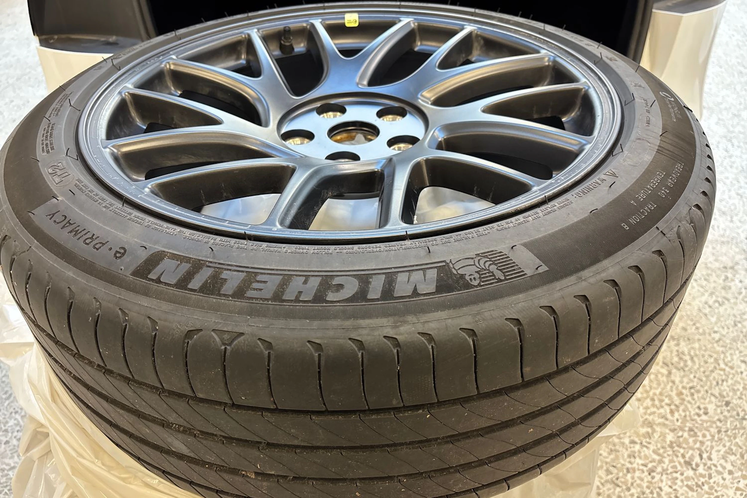 valkoinen Tesla Model 3 2024 kuva 11.