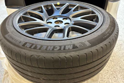 valkoinen Tesla Model 3 2024 kuva 11.