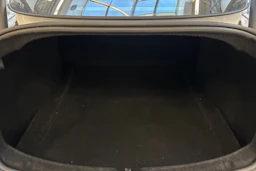 valkoinen Tesla Model 3 2024 kuva 12.