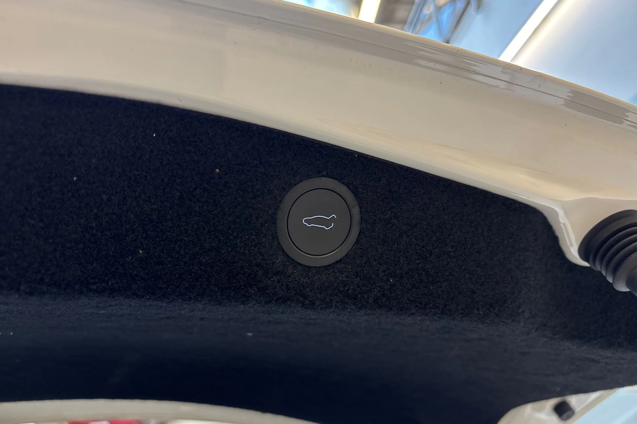 valkoinen Tesla Model 3 2024 kuva 13.