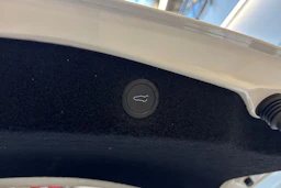 valkoinen Tesla Model 3 2024 kuva 13.