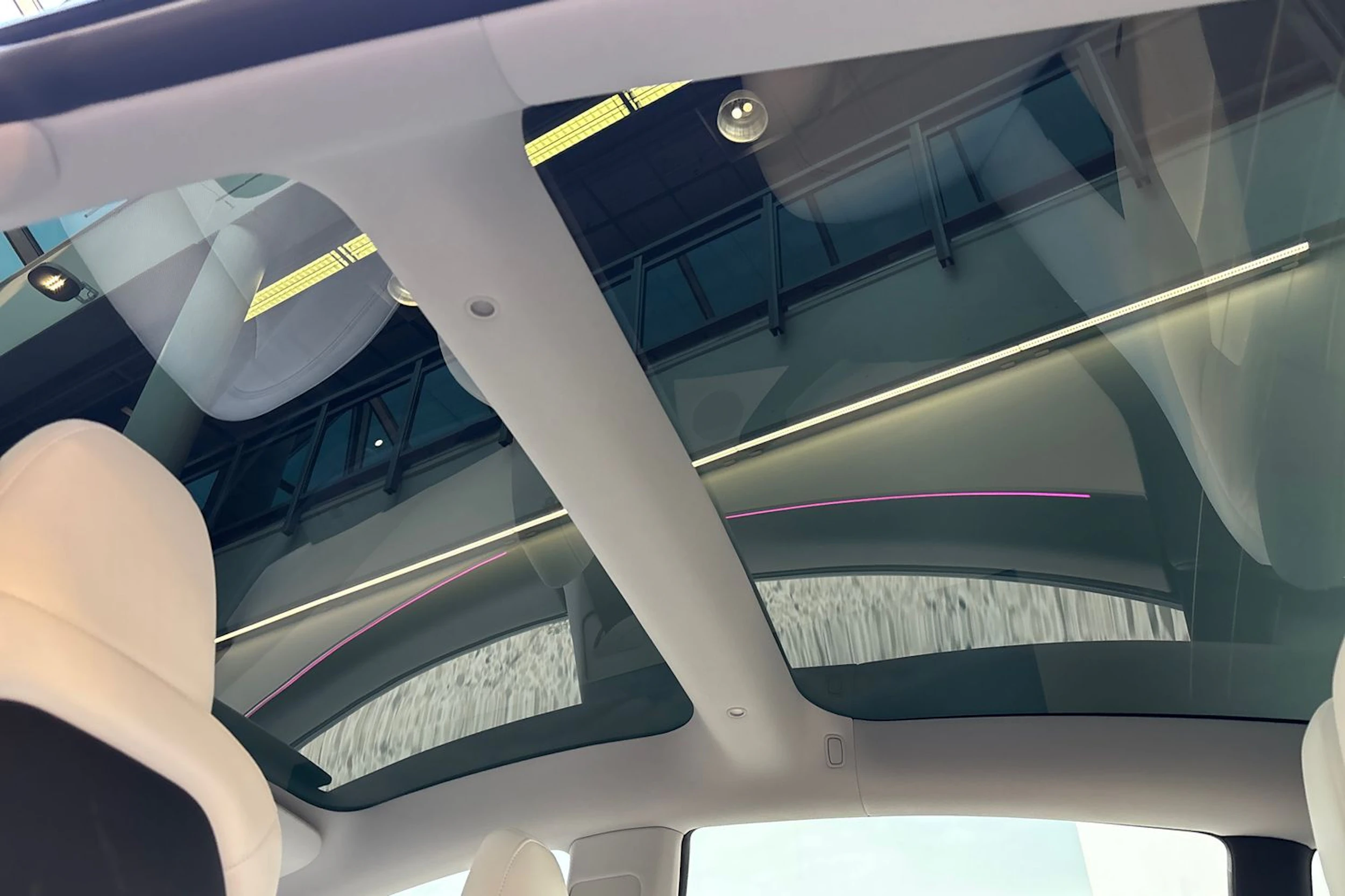 valkoinen Tesla Model 3 2024 kuva 14.