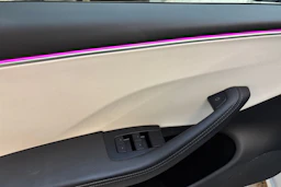 valkoinen Tesla Model 3 2024 kuva 16.