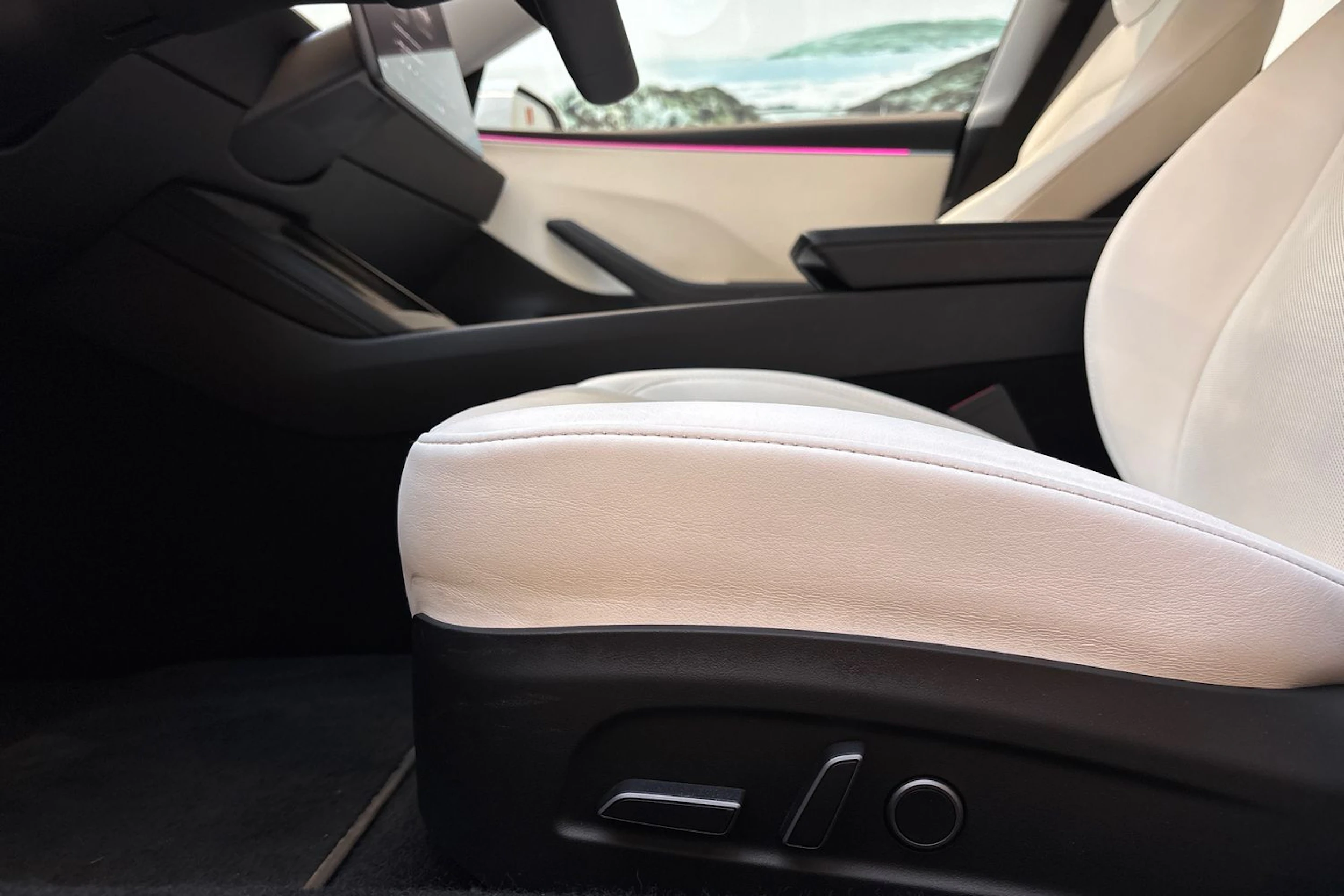 valkoinen Tesla Model 3 2024 kuva 17.