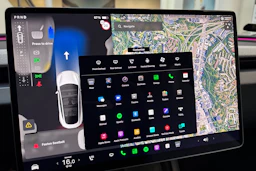 valkoinen Tesla Model 3 2024 kuva 20.