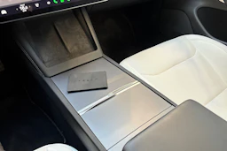 valkoinen Tesla Model 3 2024 kuva 22.